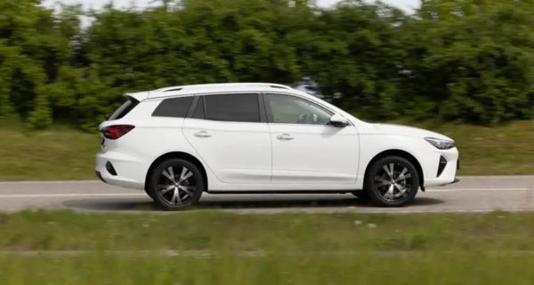 Няма много електрически красавци наоколо. Разбира се, Porsche ще ви продадат Porsche Taycan Cross Turismo, но искат шестцифрена сума.

Така че MG 5 предлага подобни характеристики на по-прилични цени. И със сигурност отговаря на изискванията за разумно и практично шофиране благодарение на 479-литровия си багажник и официален пробег от 400 км за спецификацията Long Range.

Моделът продължава да попада в класациите за най-продавани автомобили и ще ви е трудно да се разхождате из централен Лондон, без да видите шофьор на Uber без такова превозно средство.
